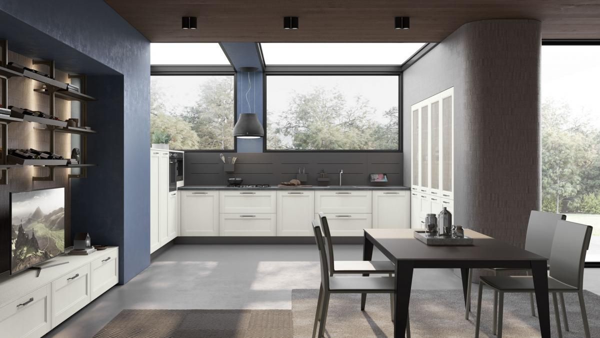 Una cucina con tavolo e sedie