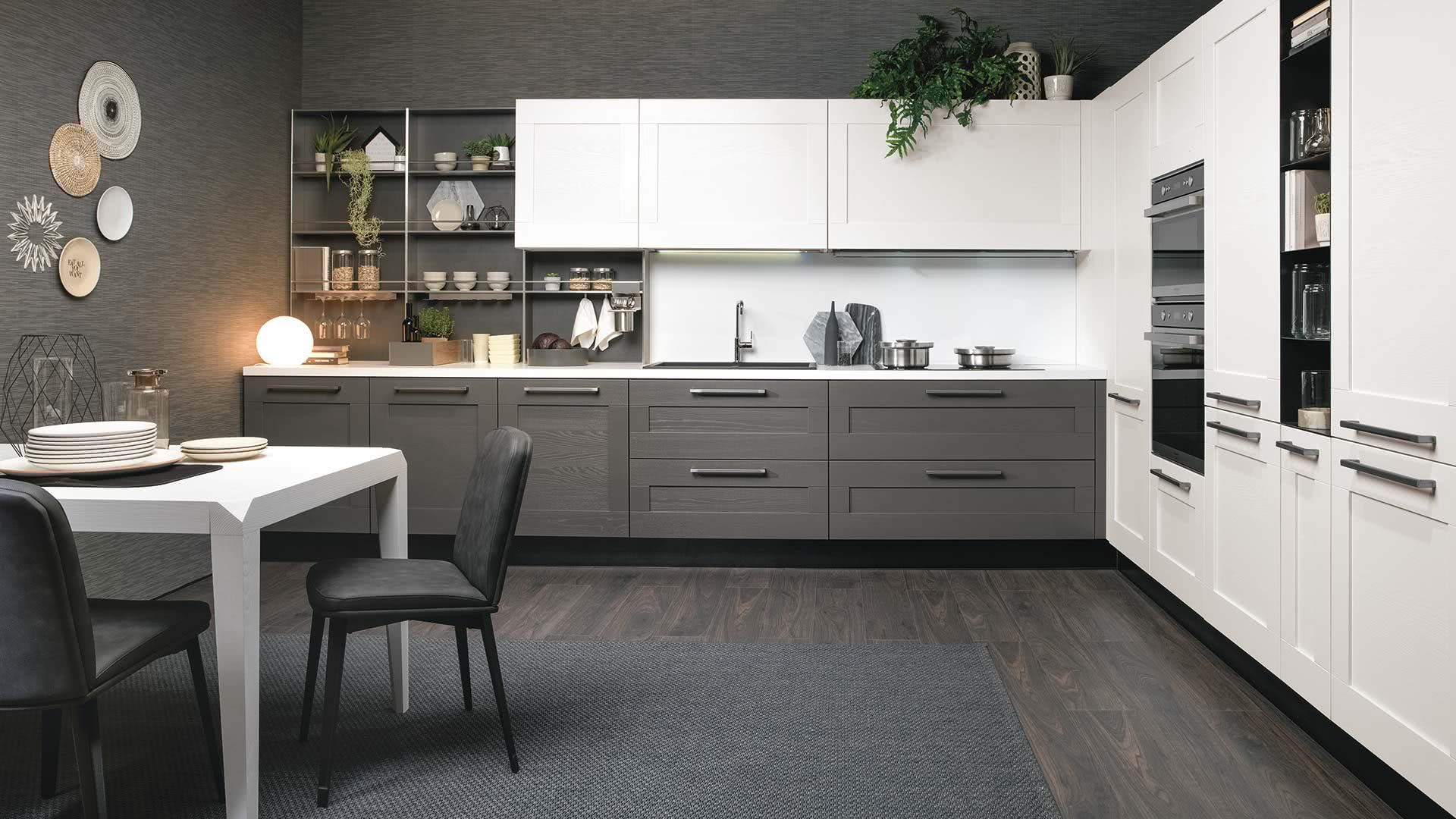 Una cucina con tavolo e sedie