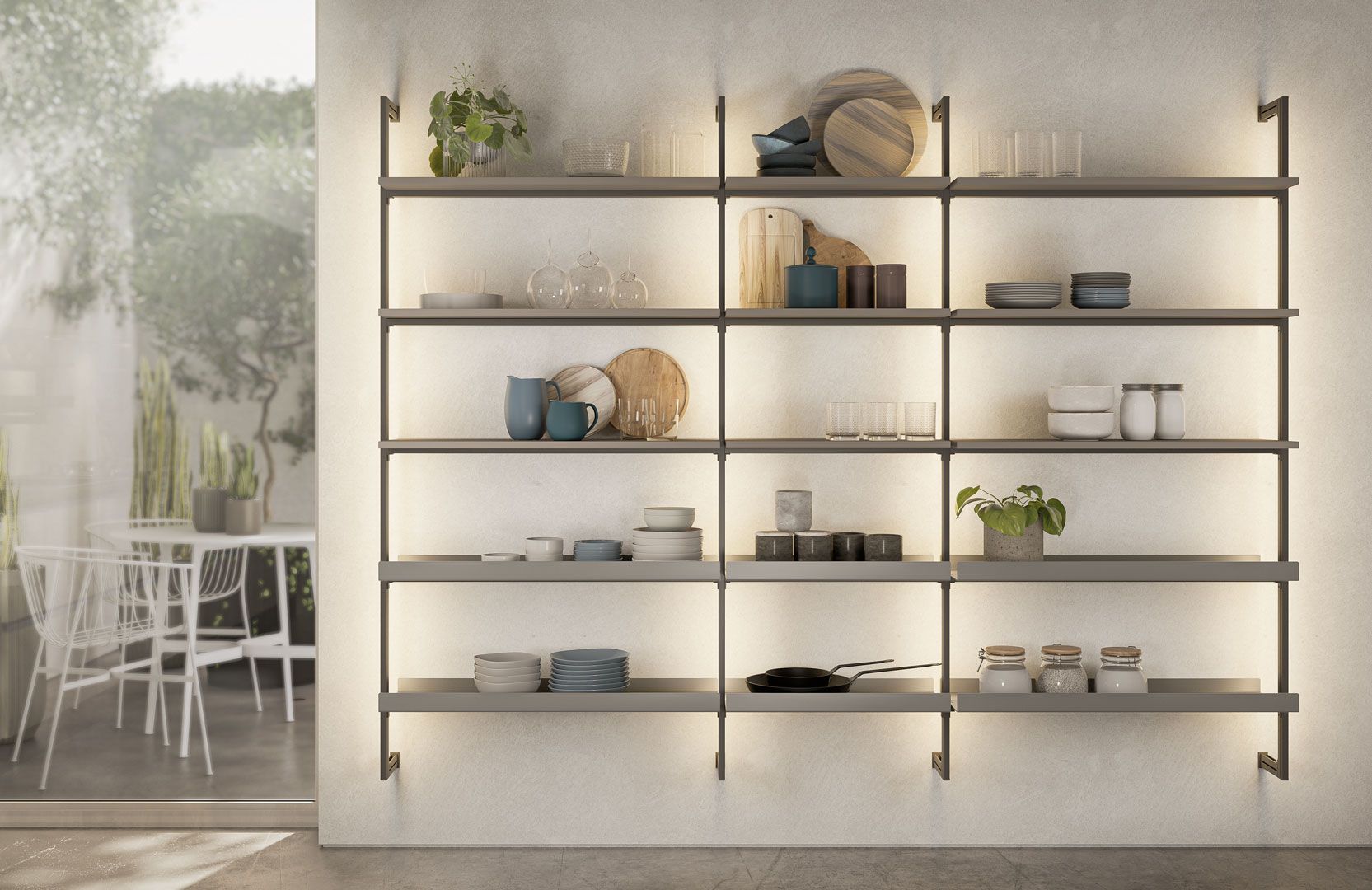 Una cucina con tavolo e sedie
