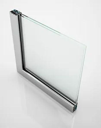 Primo piano di una finestra di vetro su una superficie bianca.