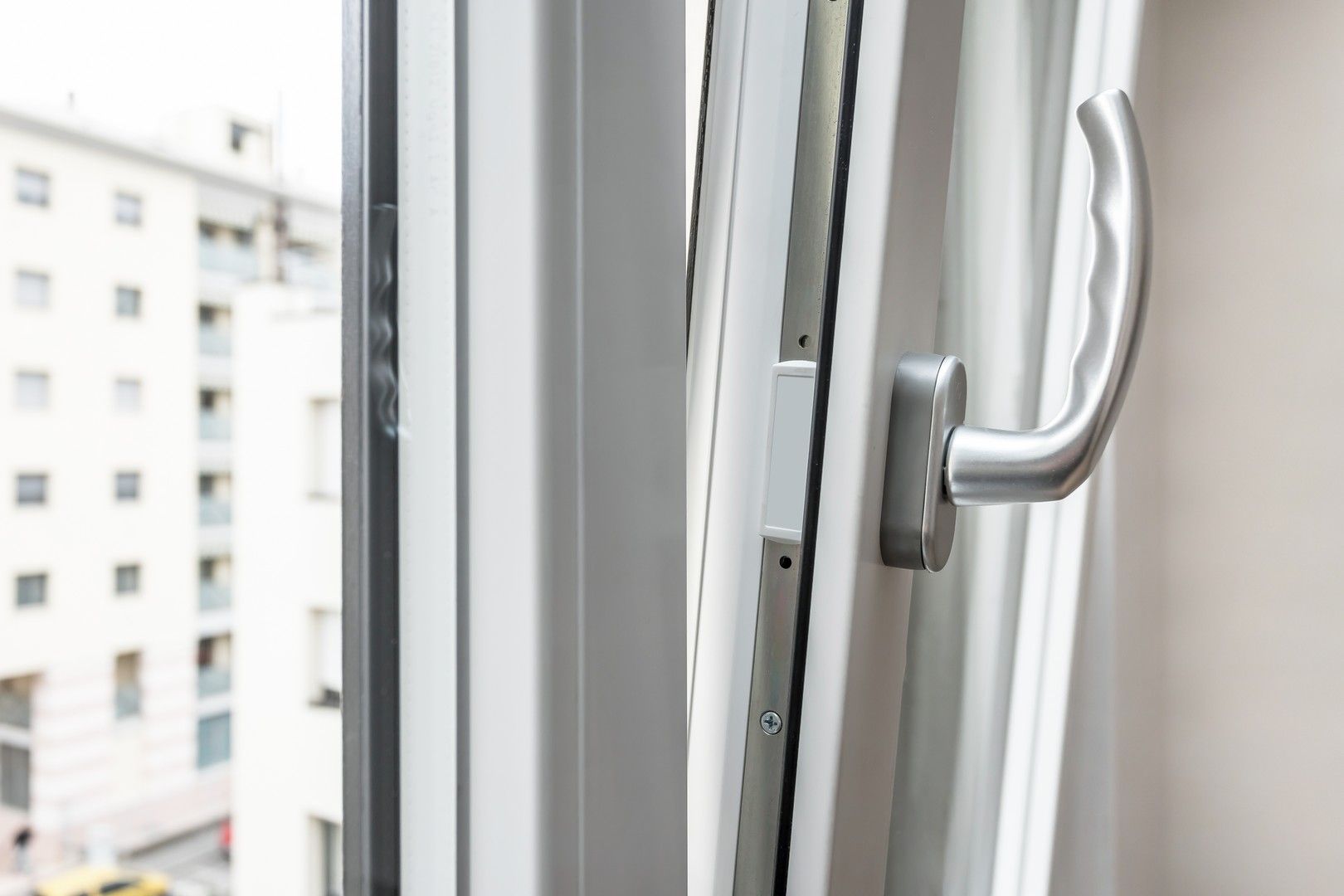 Primo piano di una finestra aperta con una maniglia.