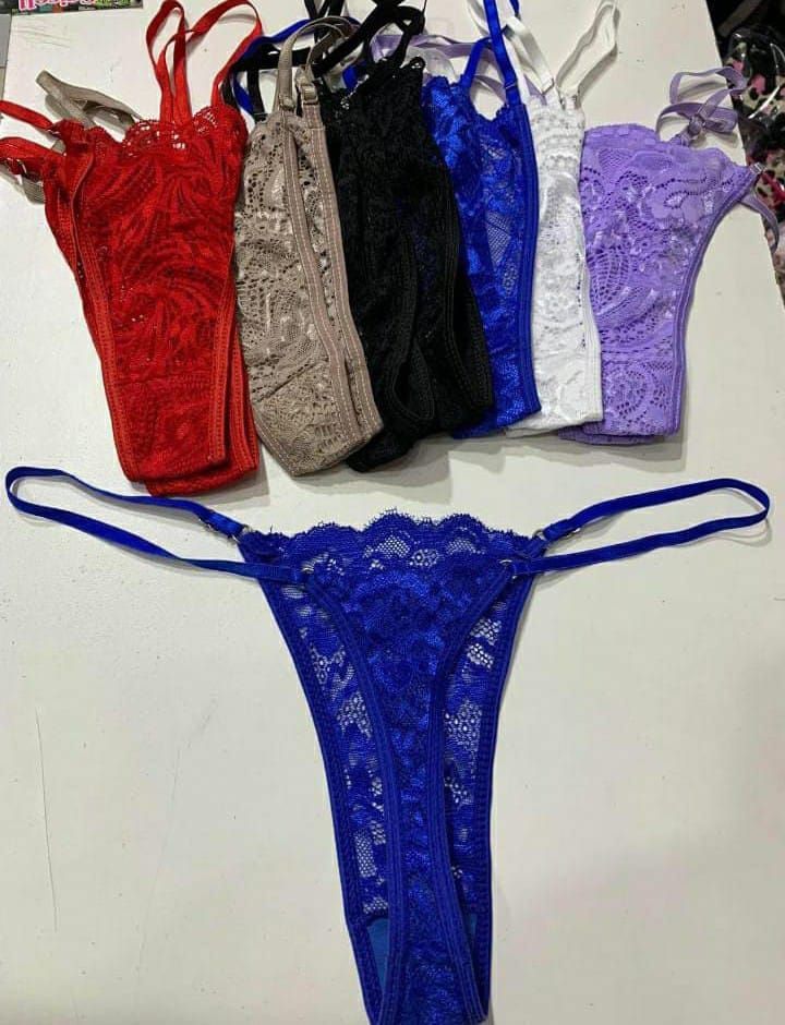Tangas de encaje de colores. Tanga azul por delante, varios colores por detrás: rojo, beige, negro, azul, blanco y morado.