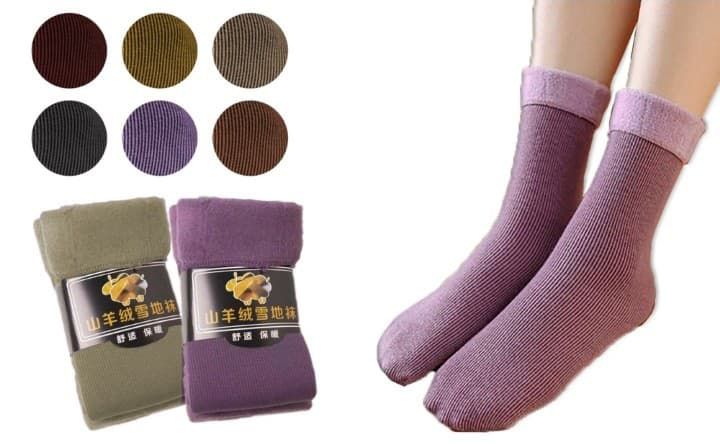 Cinco pares de calcetines hasta el tobillo en diferentes colores: marrón, rosa, marrón oscuro, azul y negro.