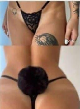 Ropa interior tipo tanga con pompones de varios colores sobre un cuerpo.