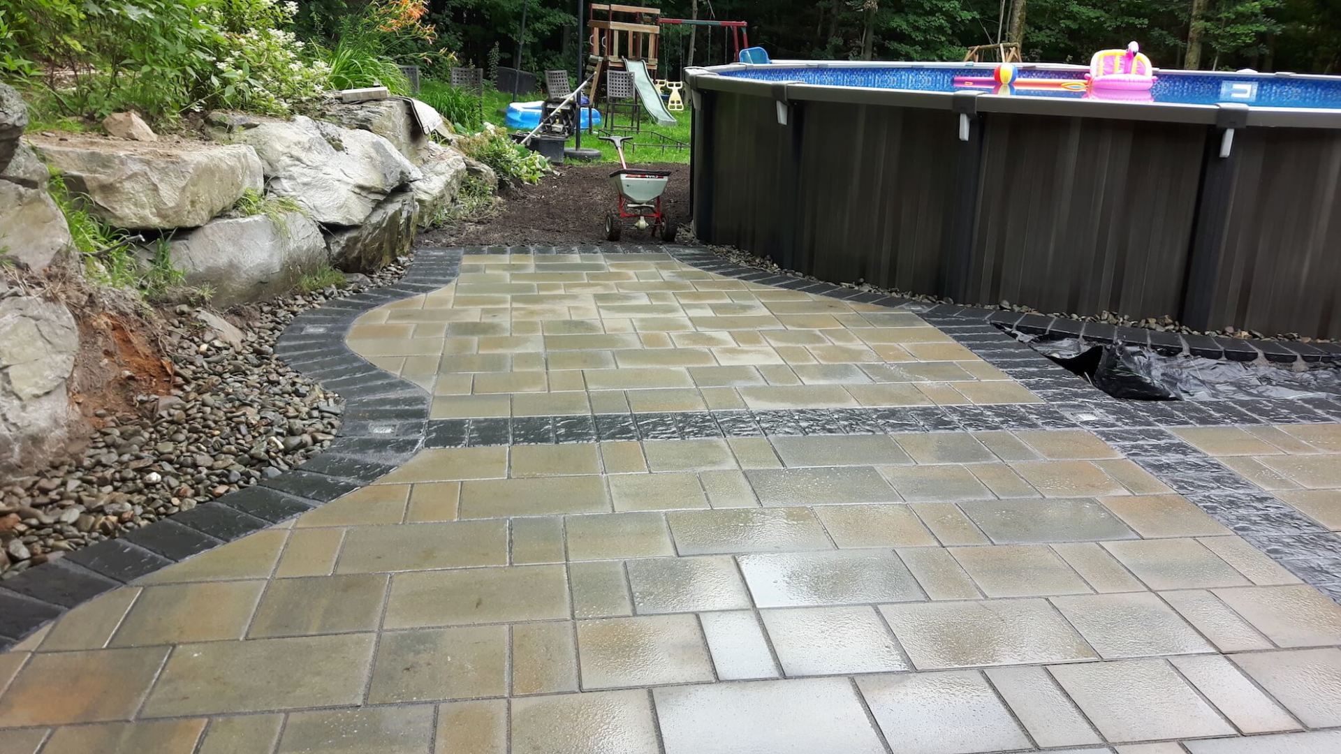 Un patio avec une piscine en arrière plan.