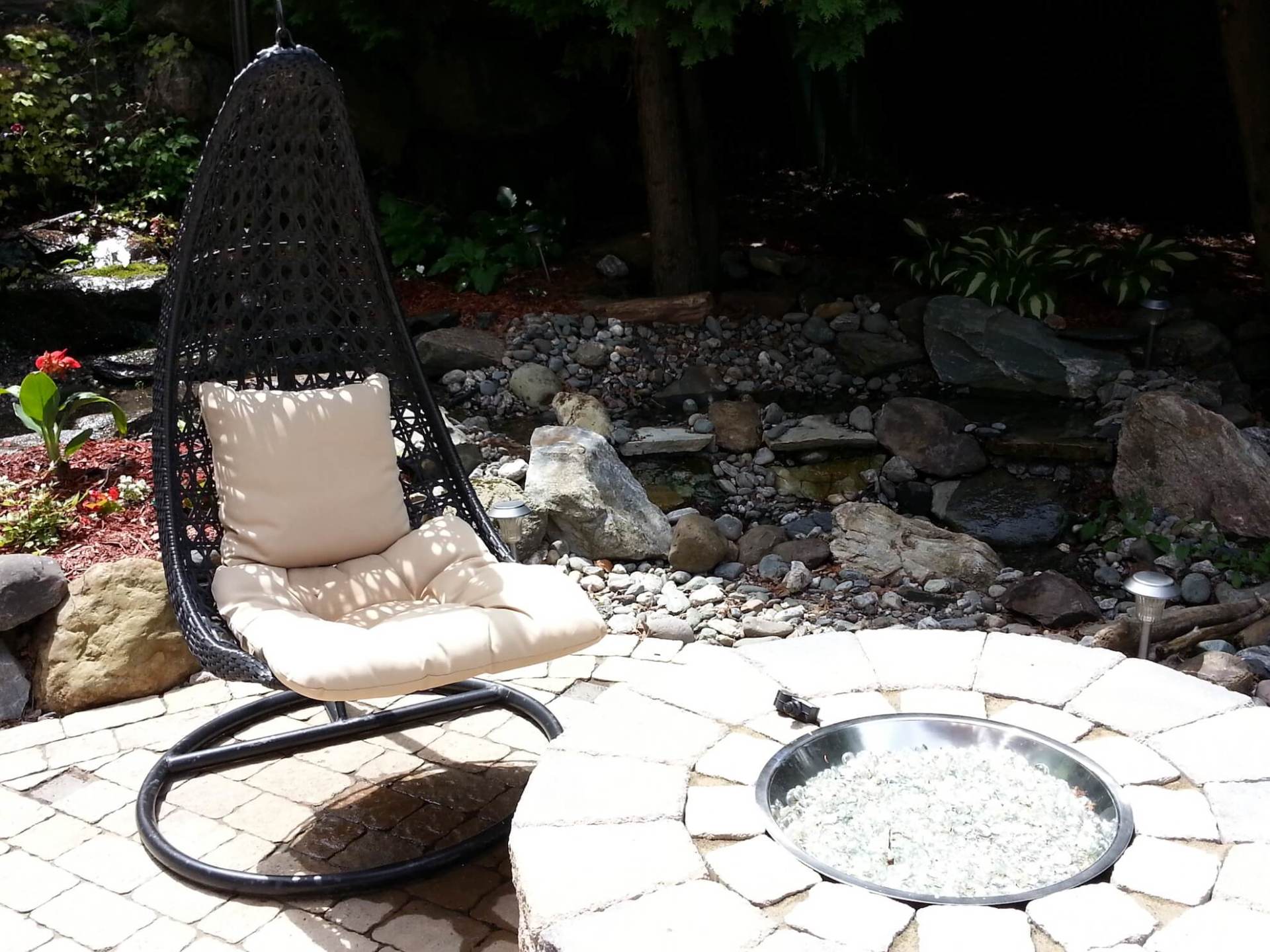 Une chaise à bascule est assise à côté d'un foyer