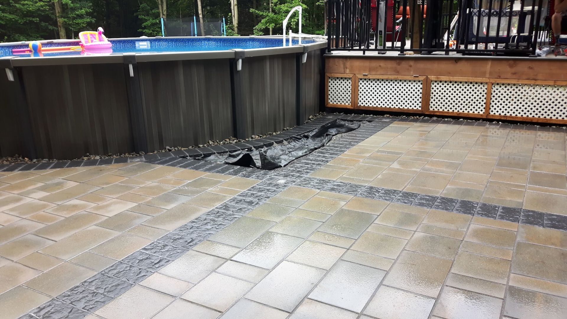 Un patio avec une piscine en arrière plan.