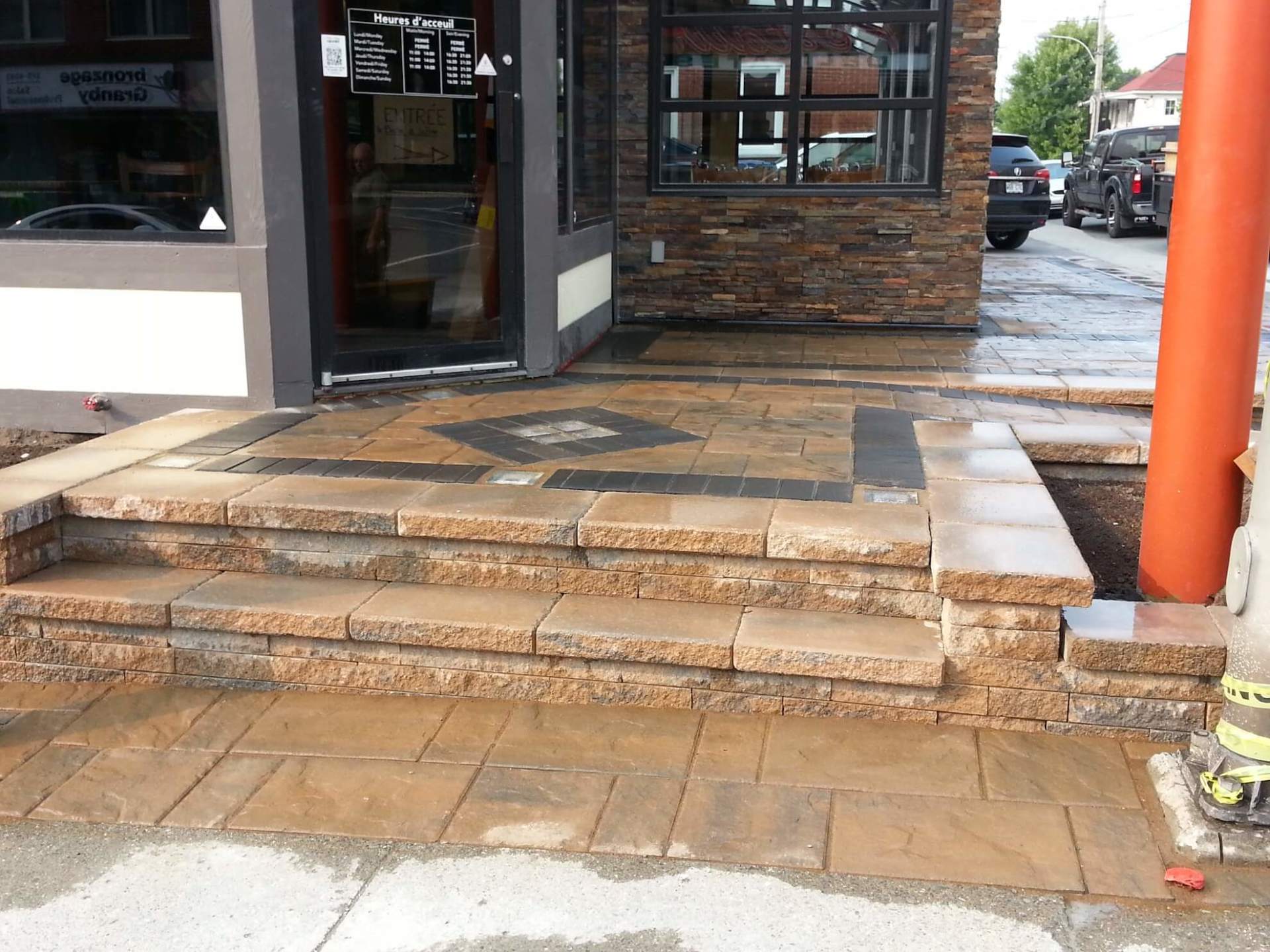 Un ensemble de marches menant à un bâtiment