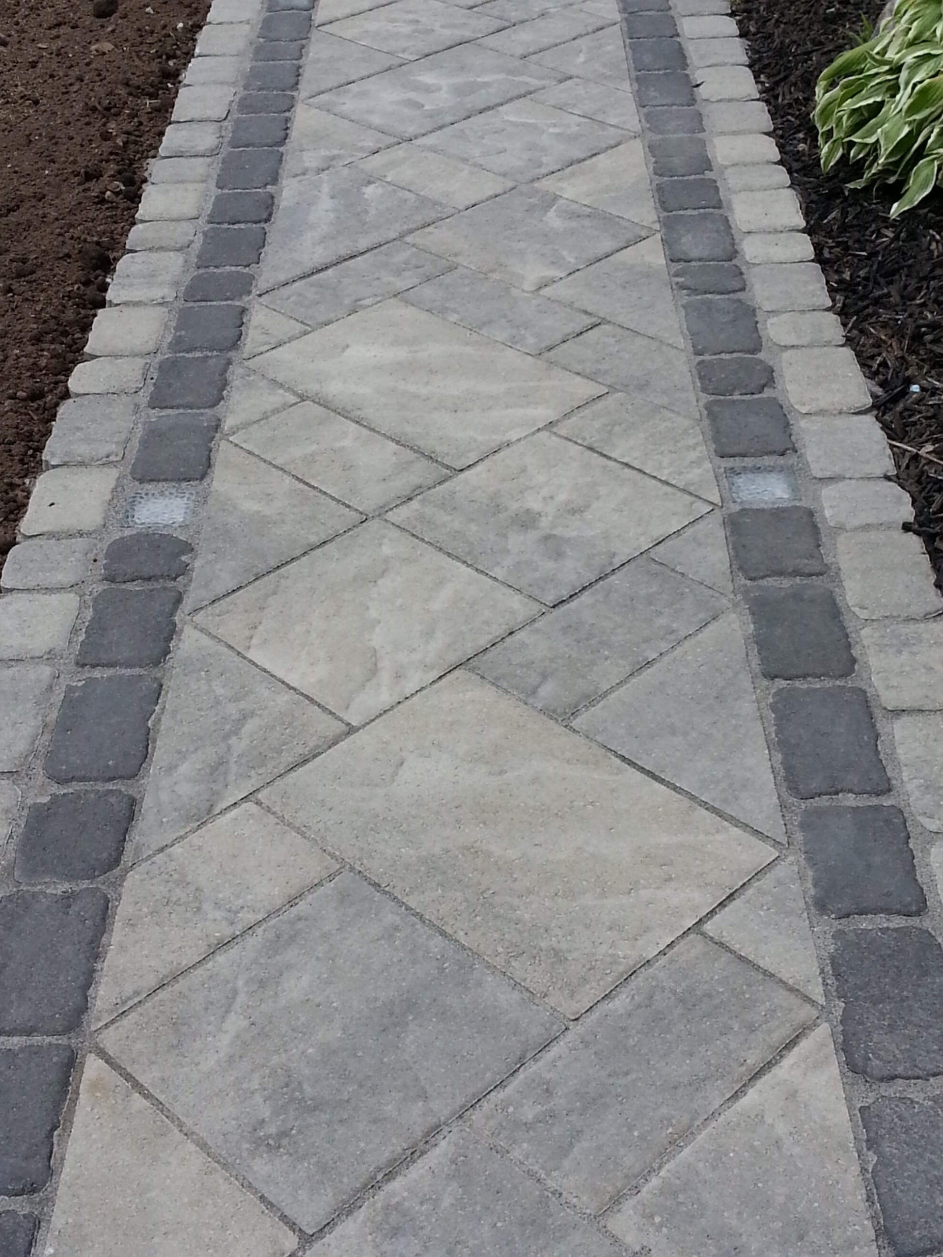 Une passerelle en briques avec un motif en losange