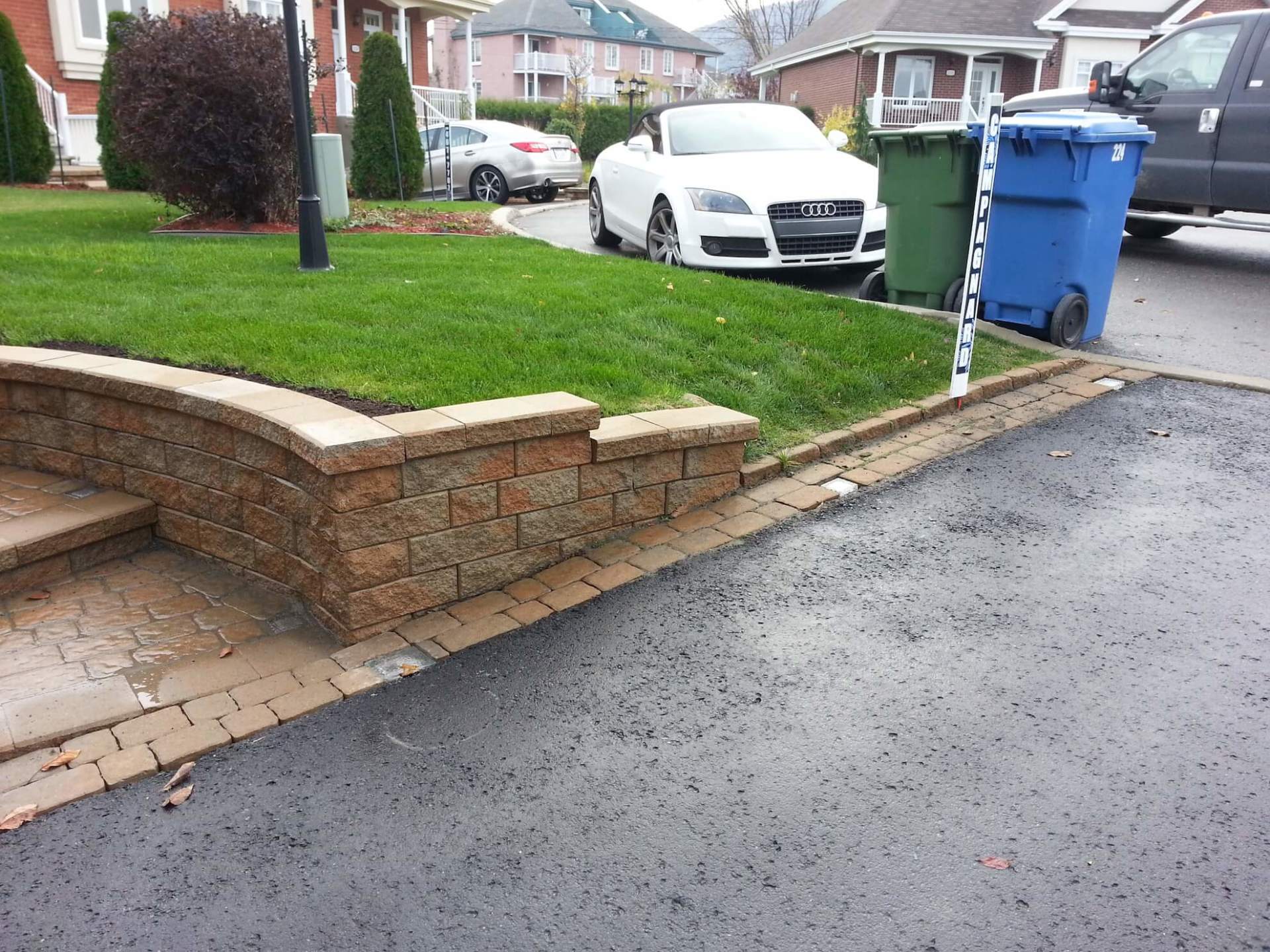 Une voiture blanche est garée sur le bord de la route