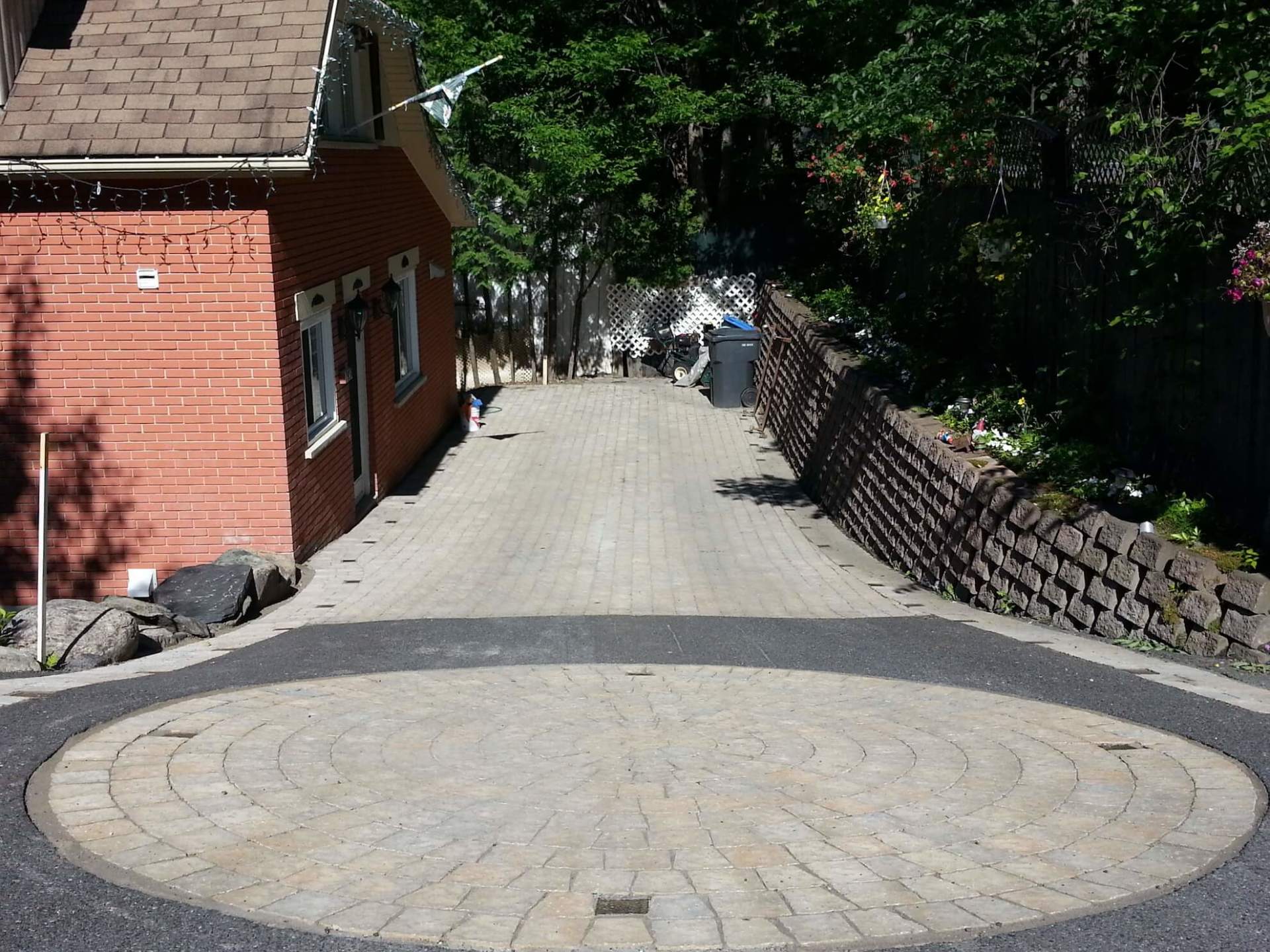 Une allée avec un cercle au milieu