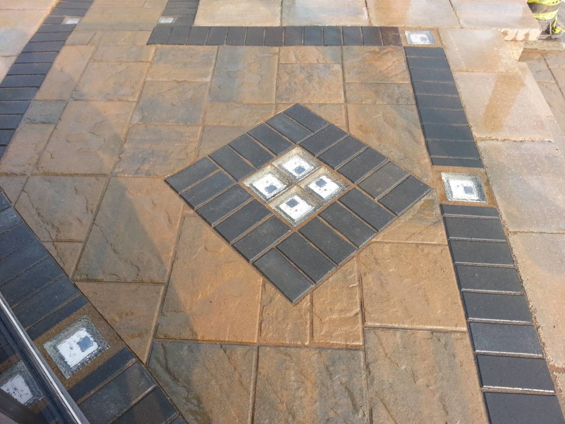 Un sol en briques avec un carré au milieu