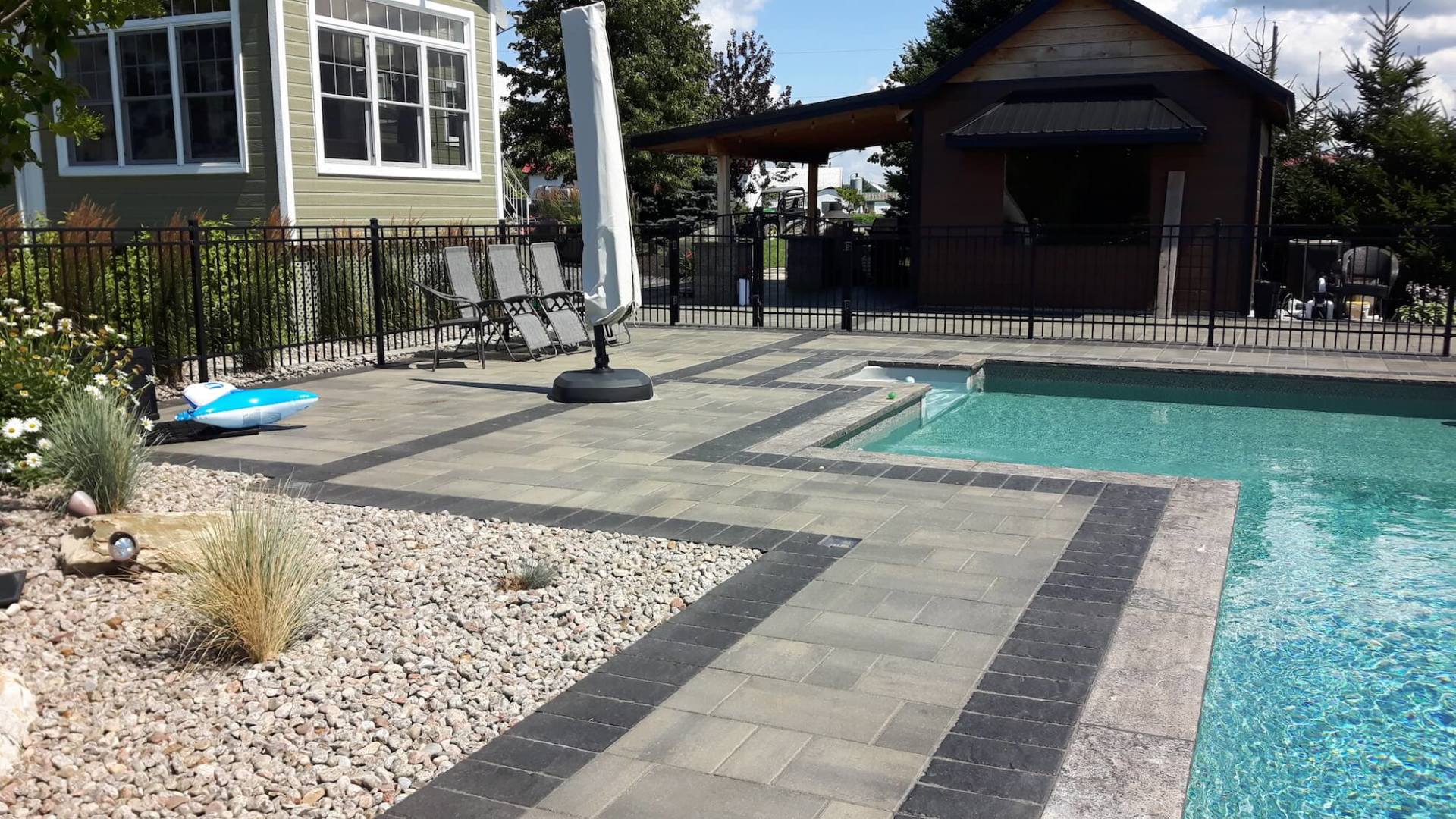 Une grande piscine se trouve dans l'arrière-cour d'une maison.