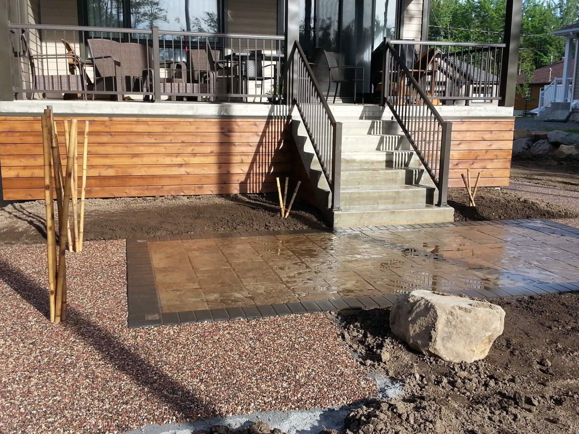 Une maison avec des escaliers menant au porche d'entrée