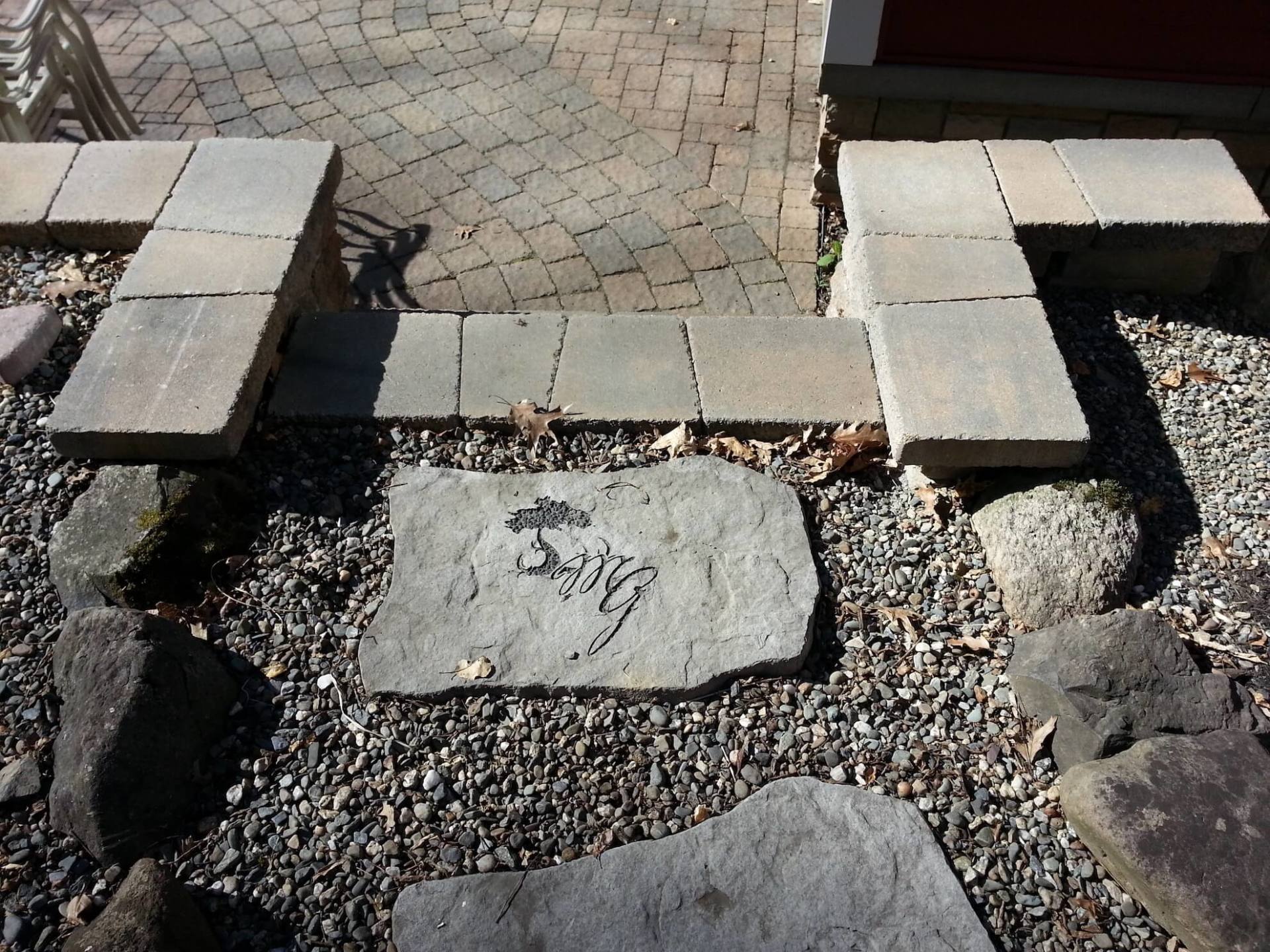 Une allée en briques entourée de rochers et de gravier