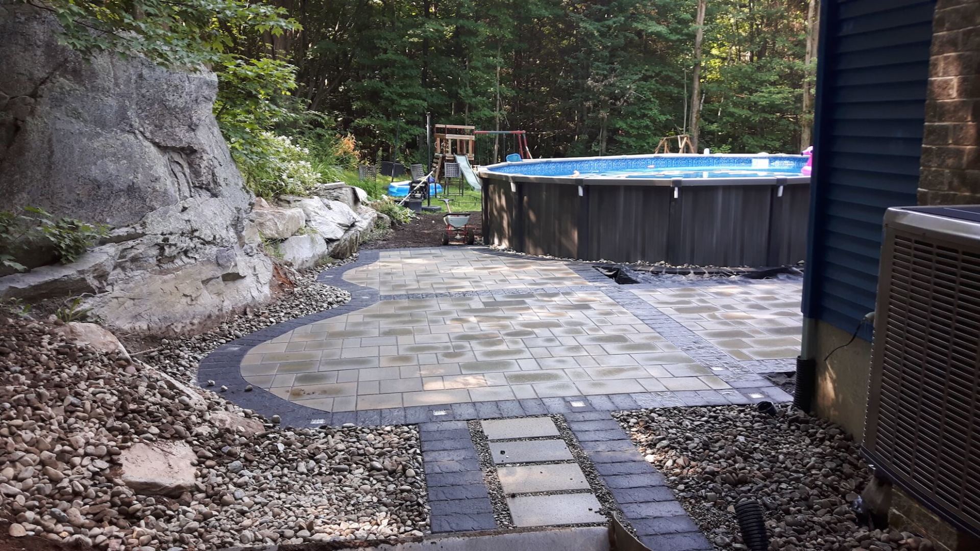 Un patio avec un bain à remous en arrière-plan