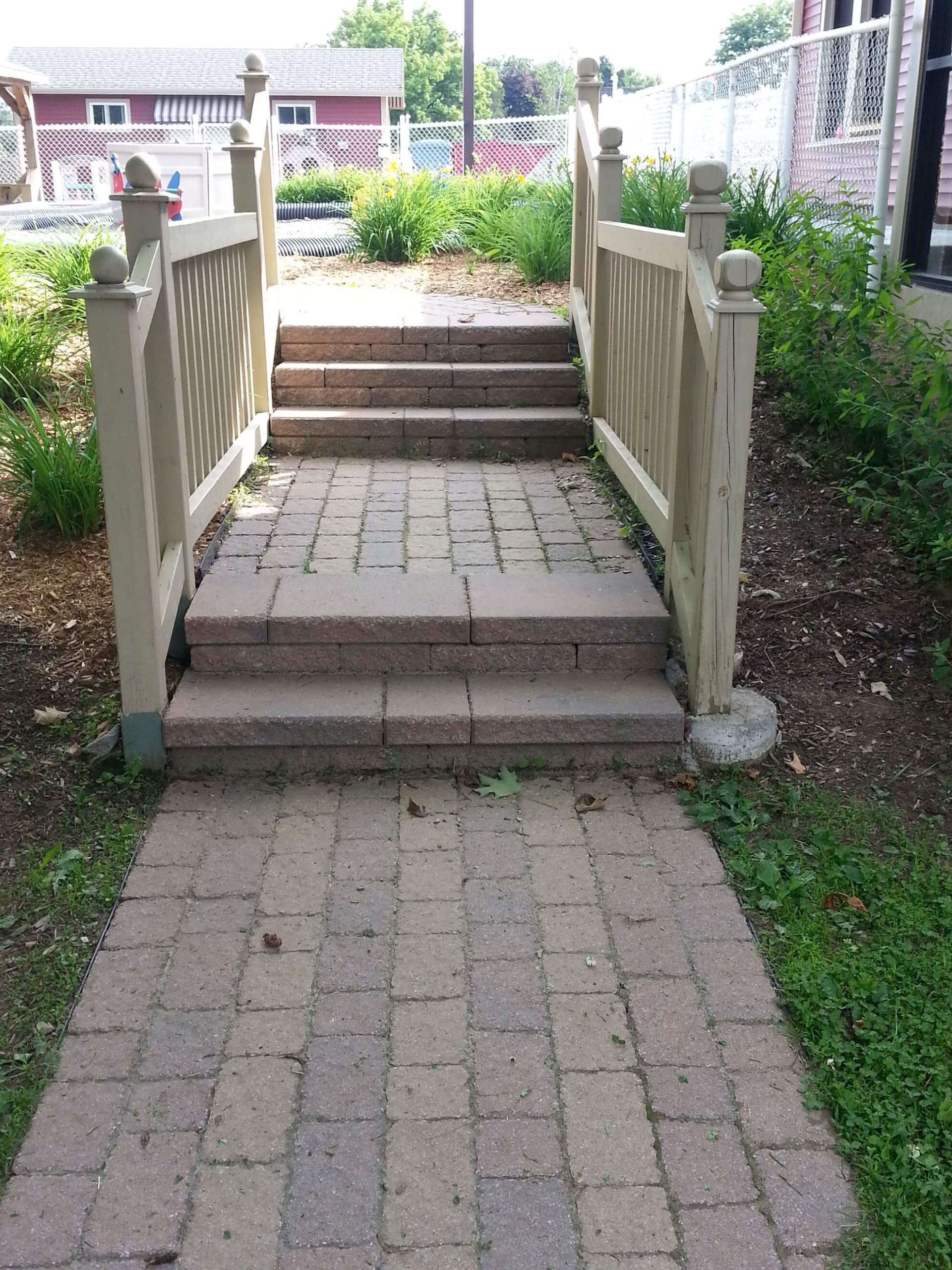 Une passerelle en briques avec des escaliers menant à un pont