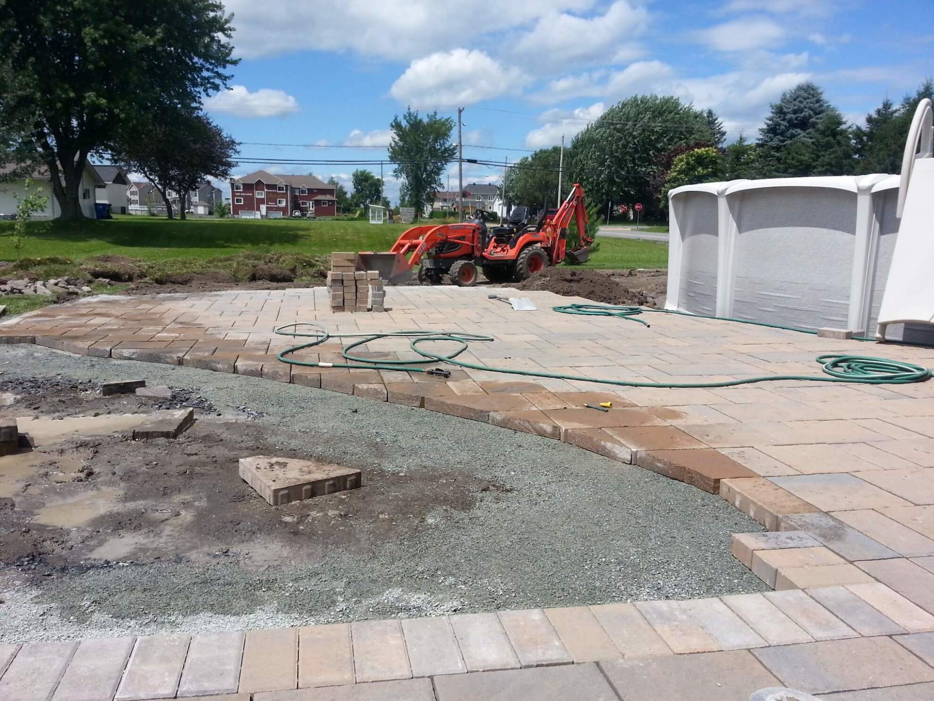 Un chantier avec un tracteur et un tuyau