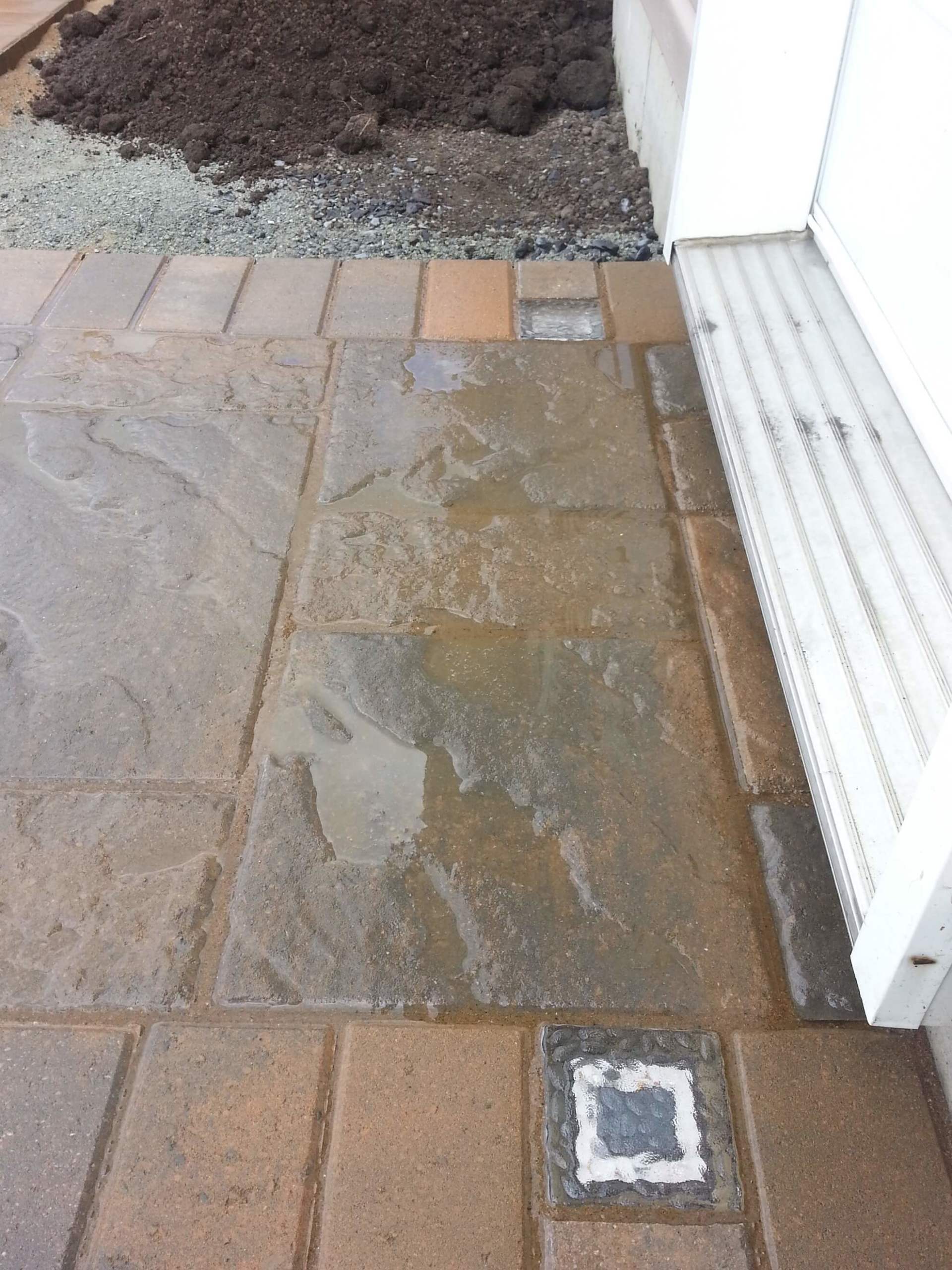 Une allée en briques avec une place au milieu