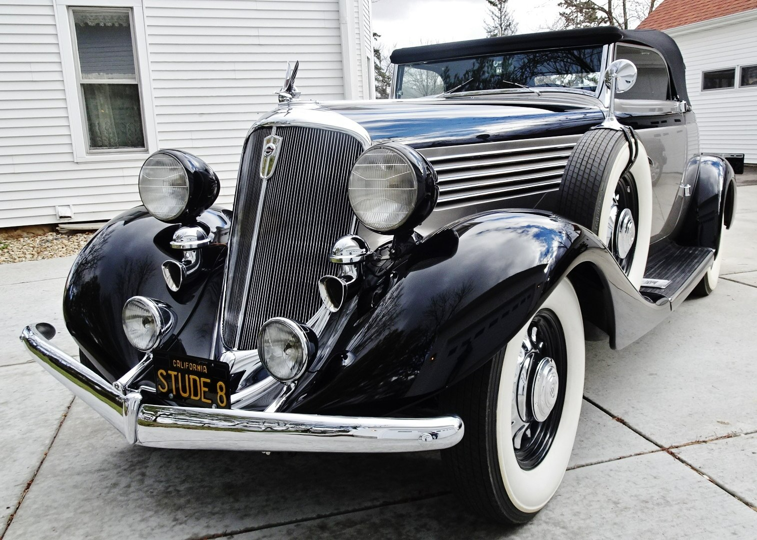 A black car with a license plate that says stuce