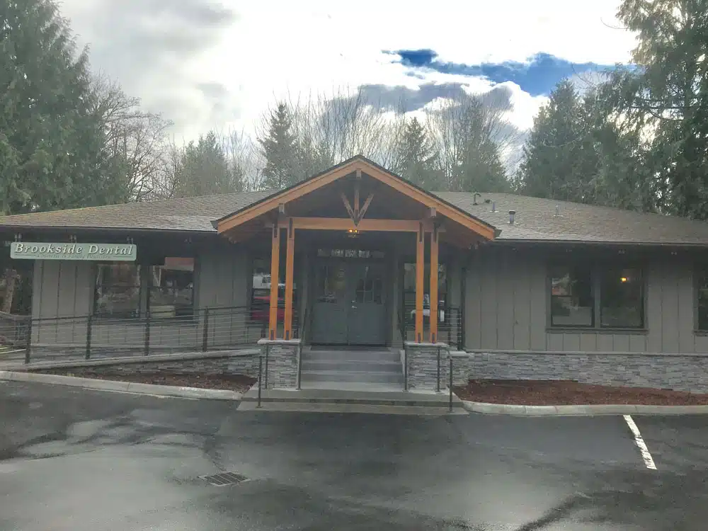 A building with a sign that says ' abercrombie & fitch ' on it