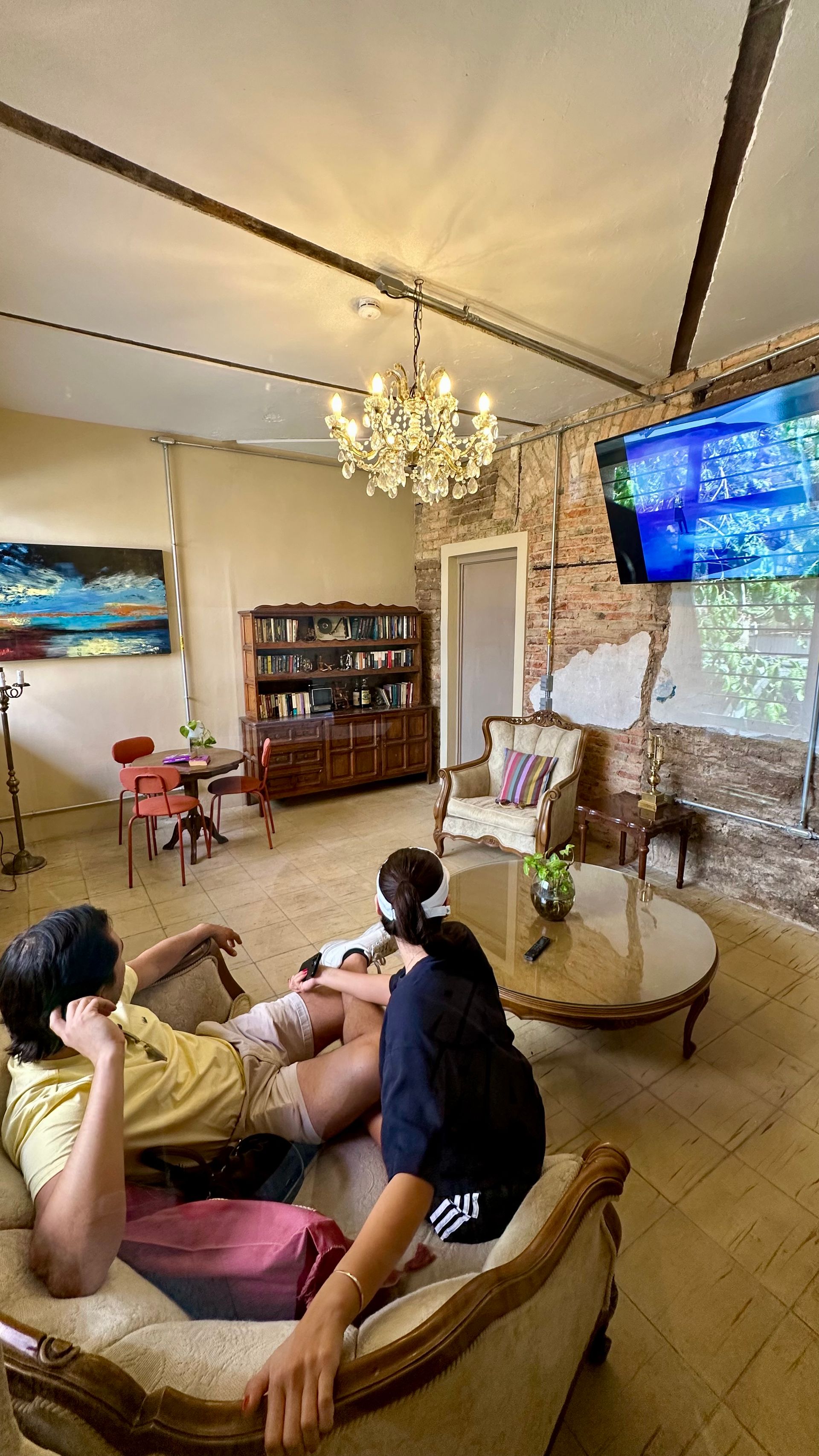 Un grupo de personas está sentada en un sofá en una sala de estar.
