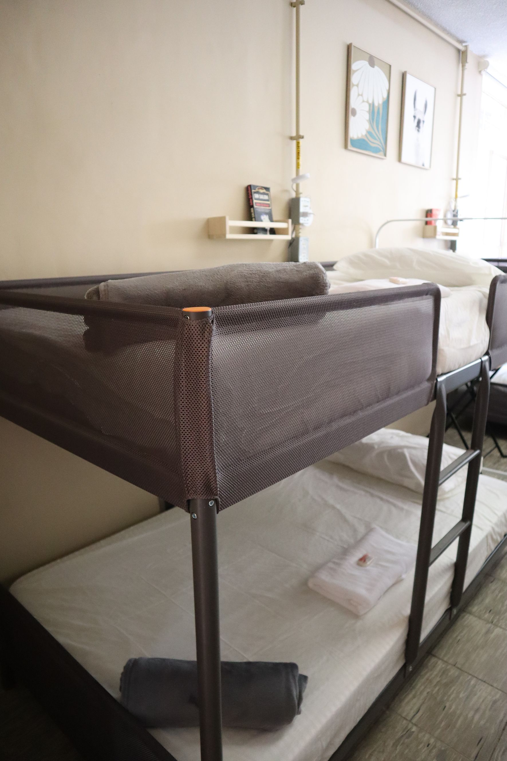 Una litera con una valla alrededor en una habitación.