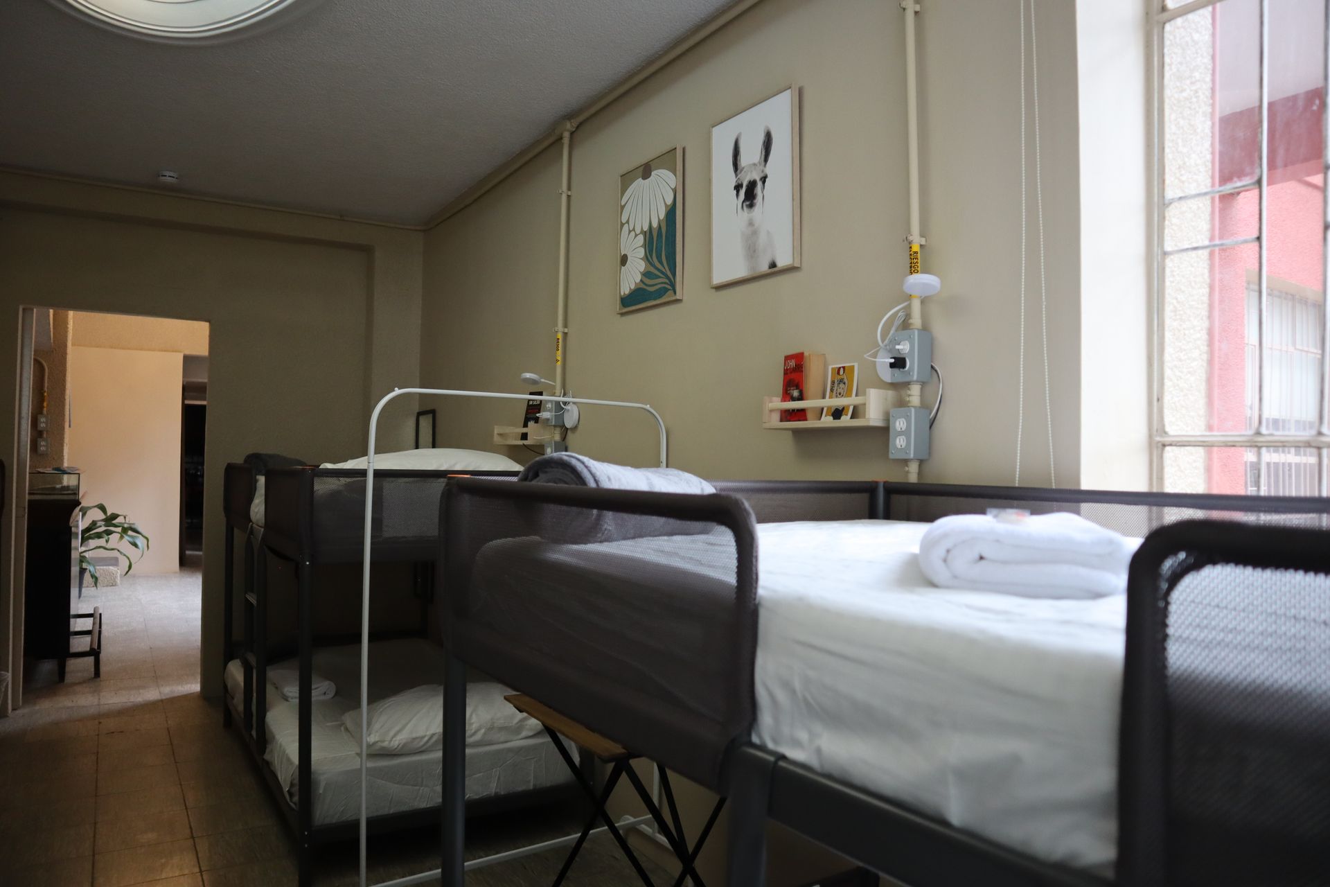 Una habitación de hospital con literas y una ventana.