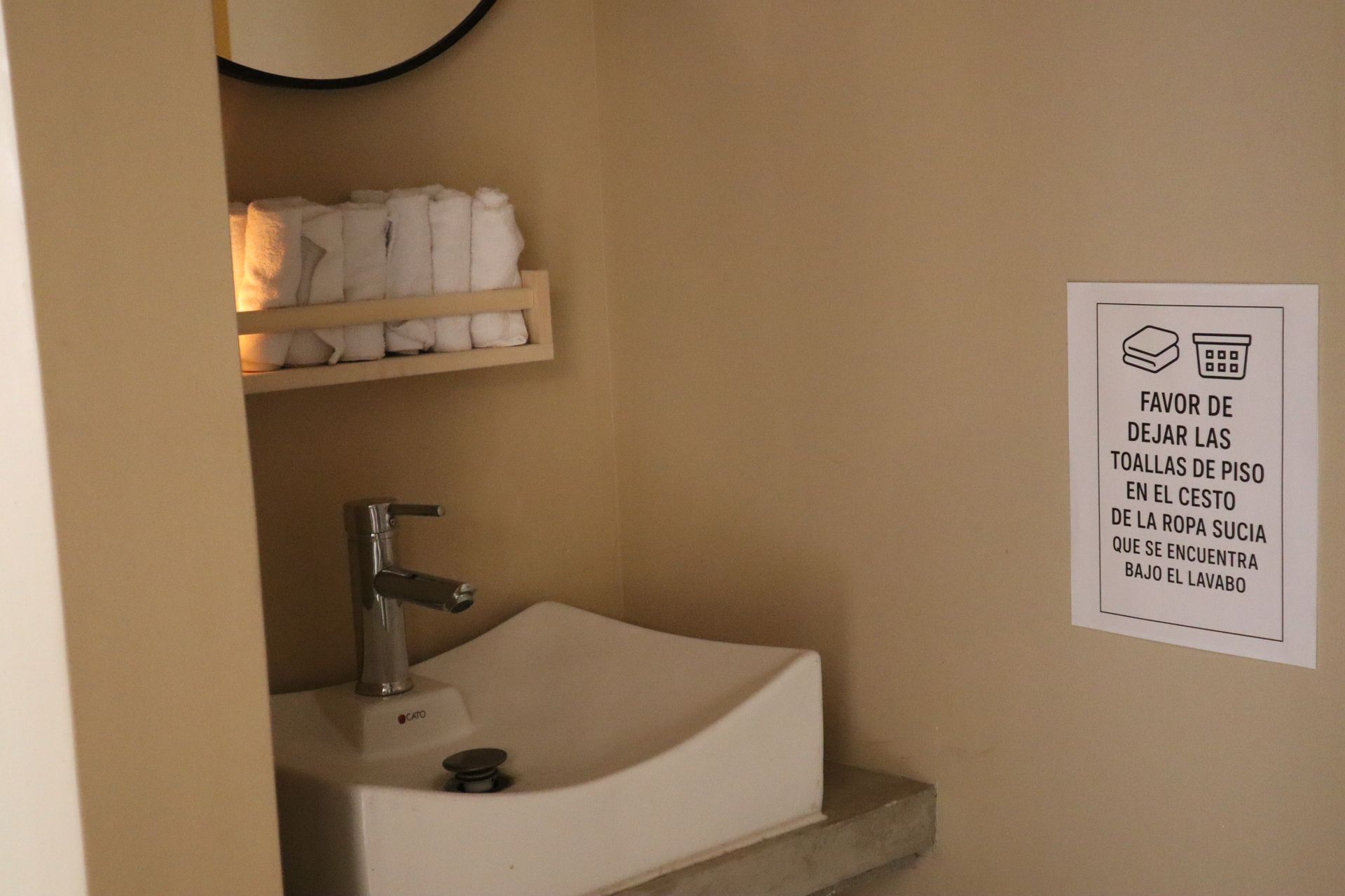 Un baño con un lavabo y un cartel en la pared.