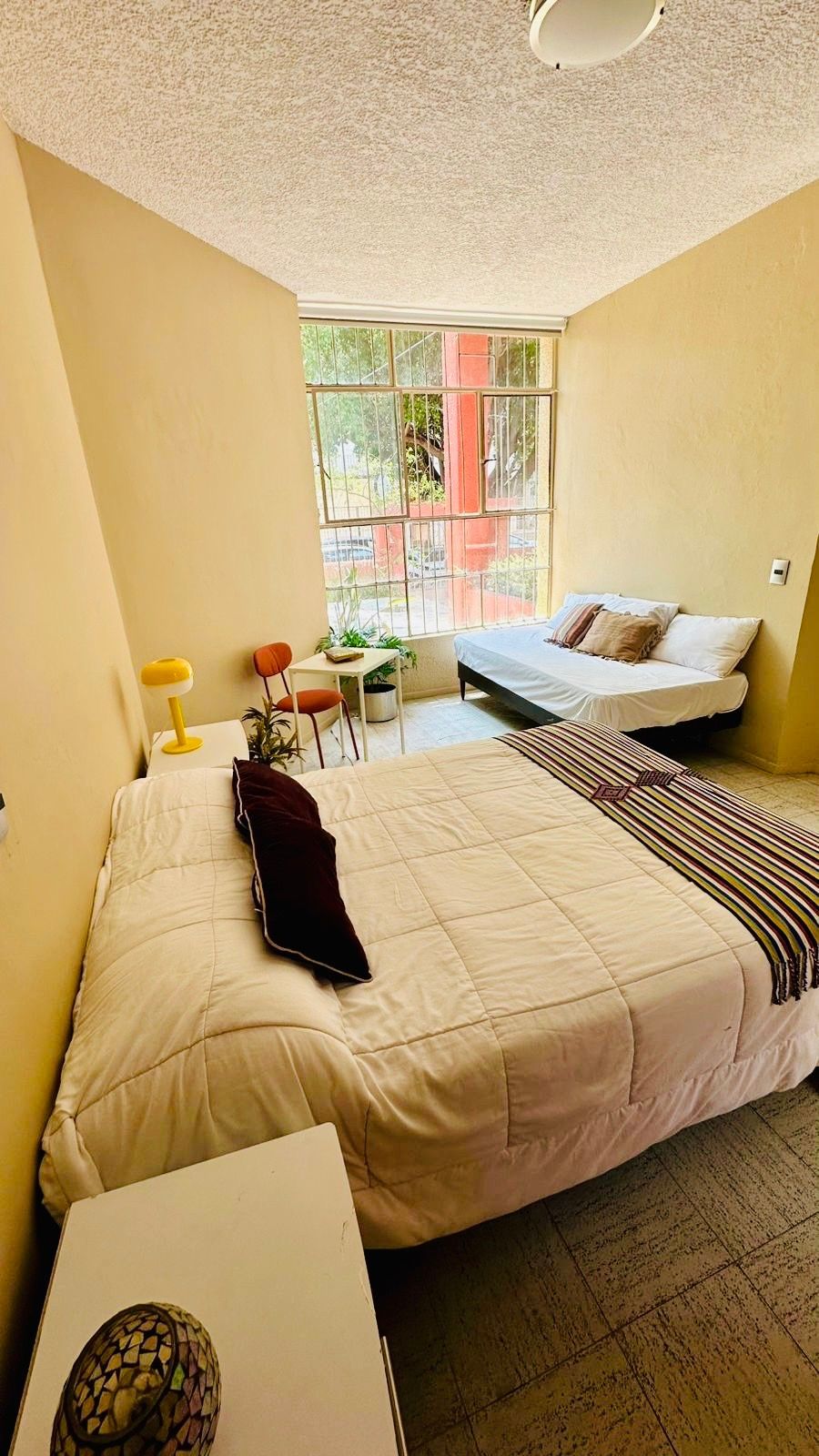 Hay una cama y un sofá en la habitación.