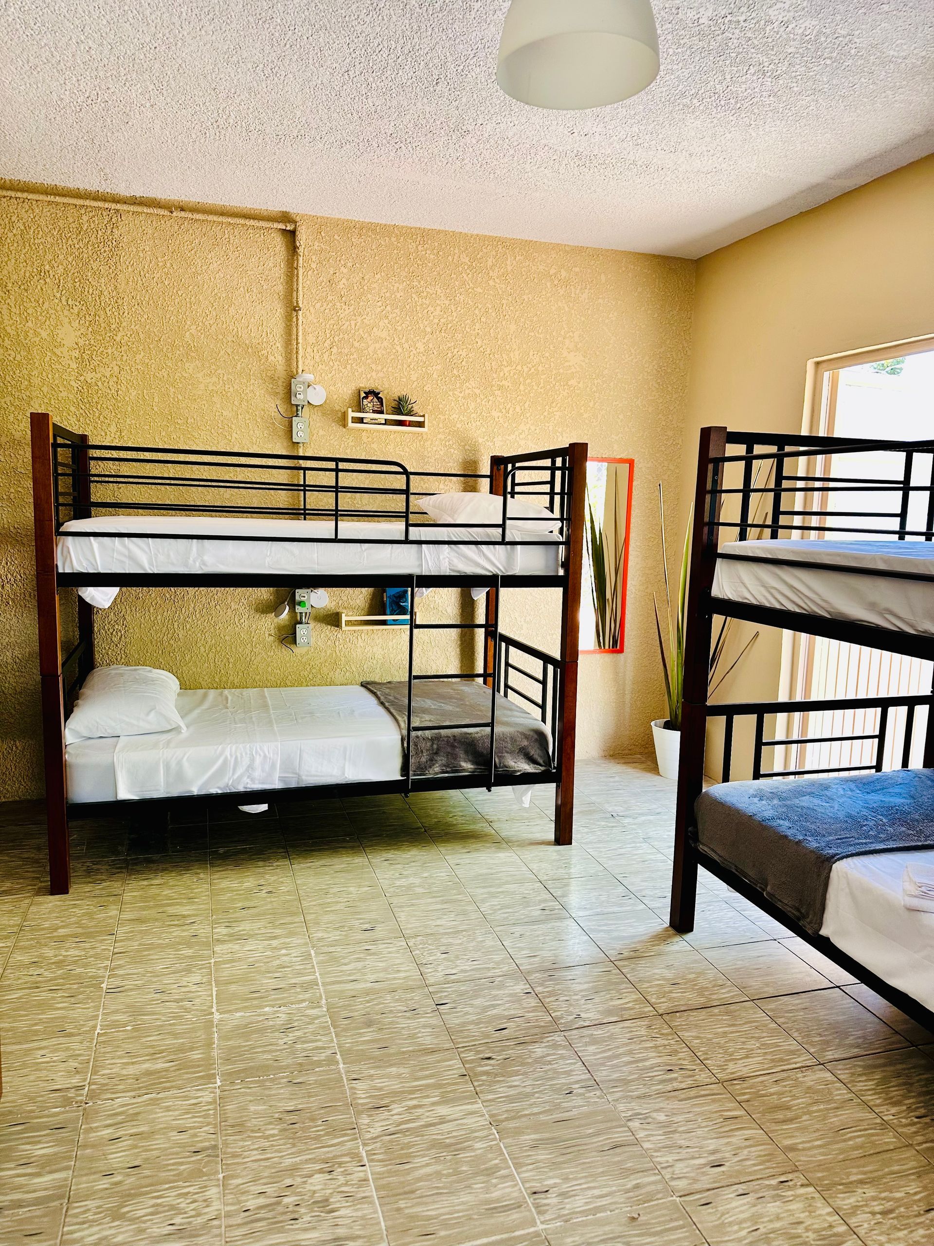 Una habitación con cuatro literas y una ventana
