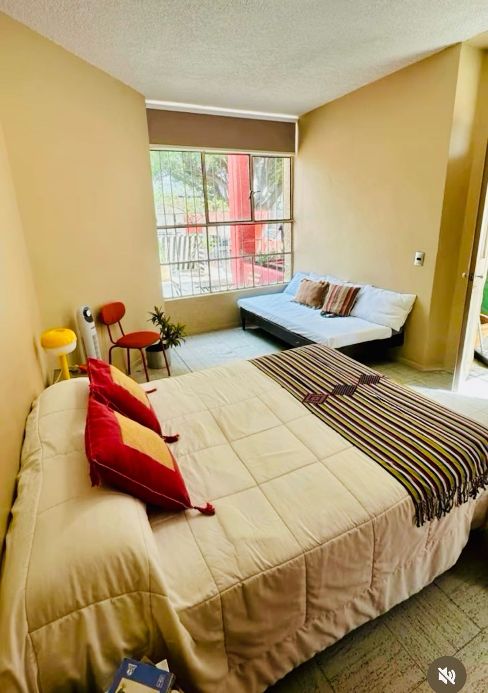 Un dormitorio con una cama king size y un futón.