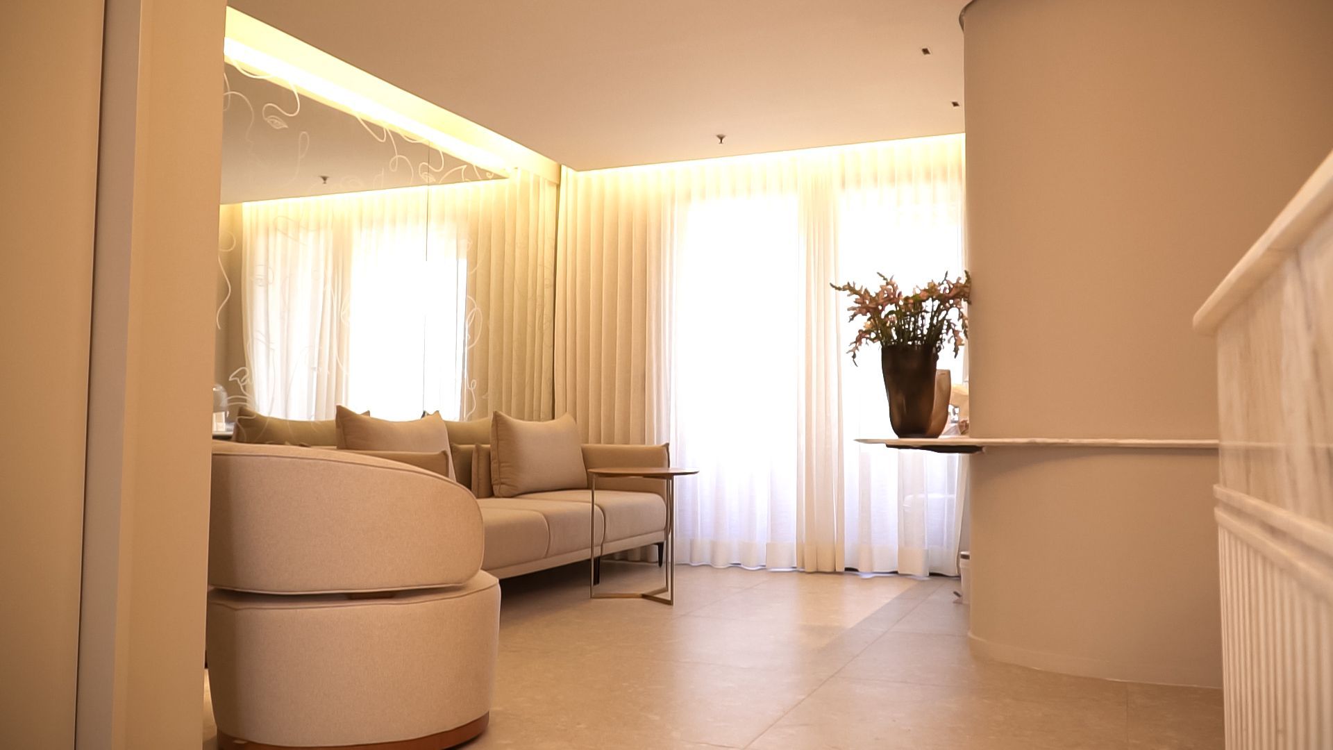 Uma sala de estar com sofá, cadeiras e mesa.