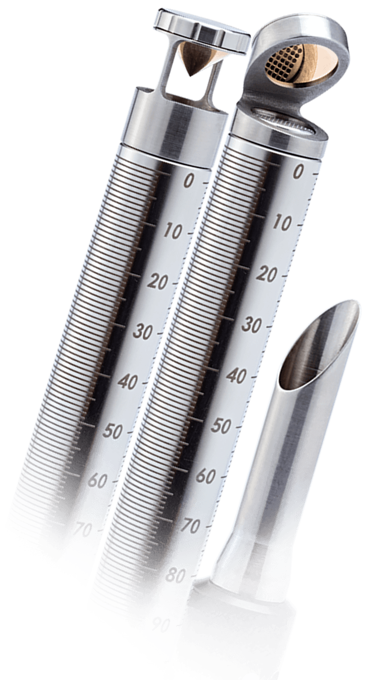 Três tubos de metal com números estão empilhados uns sobre os outros sobre um fundo branco.