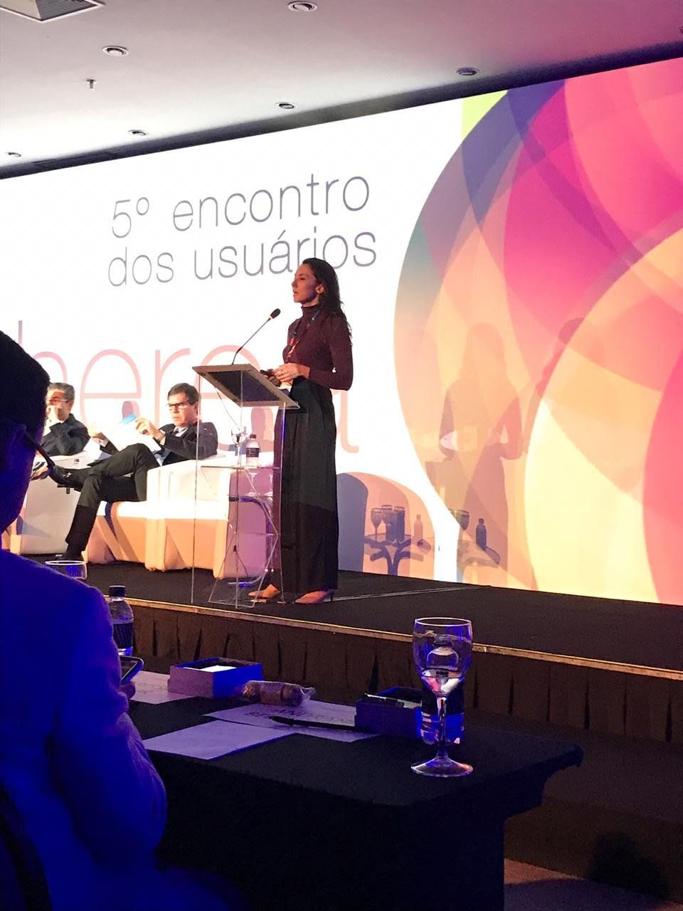 Mulher discursa no 5º encontro dos usuários