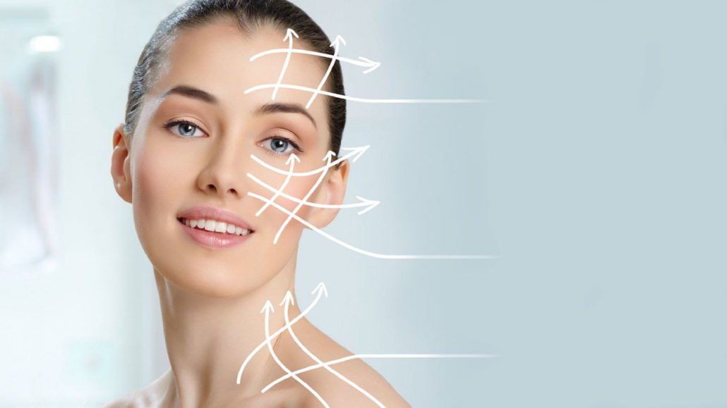 Um close do rosto de uma mulher com setas apontando para ele.