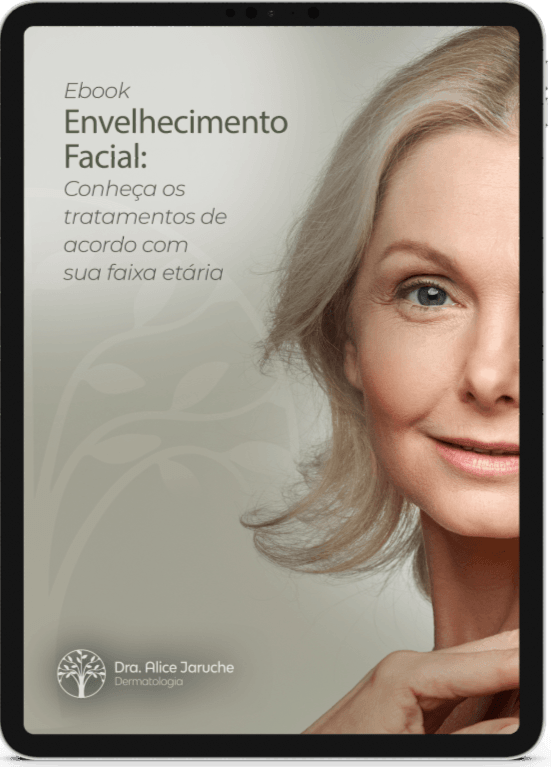 Um tablet com o rosto de uma mulher.