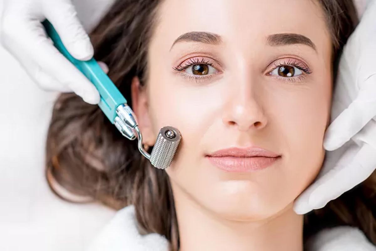 Uma mulher está fazendo um tratamento facial com um rolo no rosto.