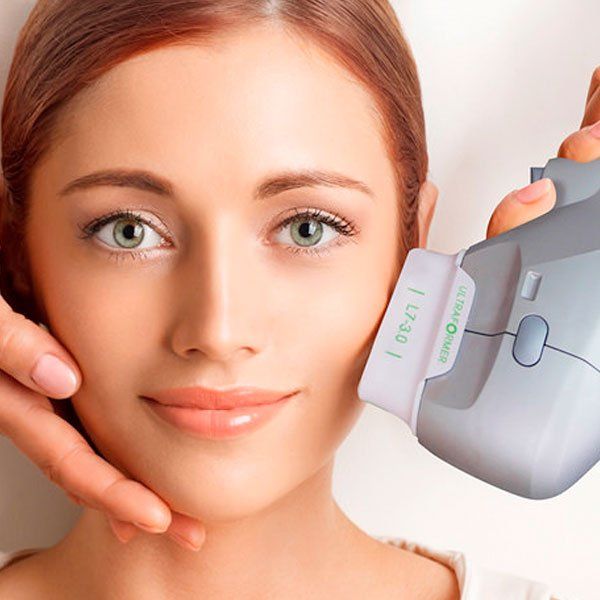 Uma mulher está segurando um dispositivo que diz u301