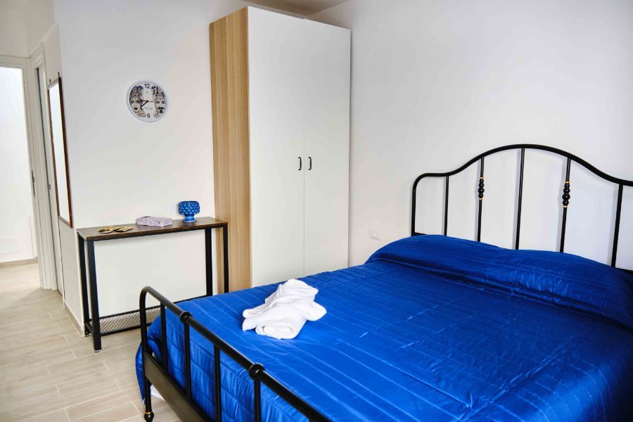 camera con letto matrimoniale e servizi