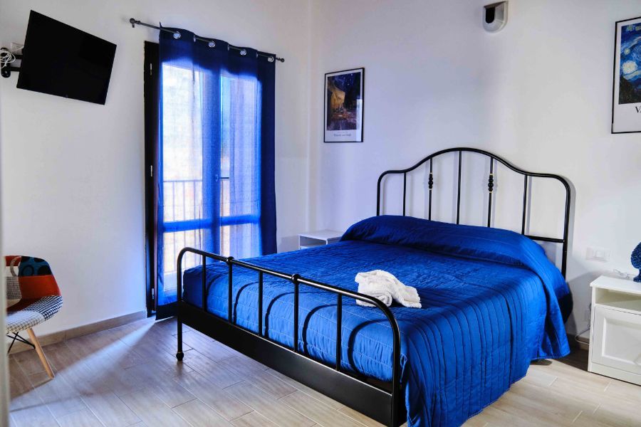 camera da letto con vista sulla città