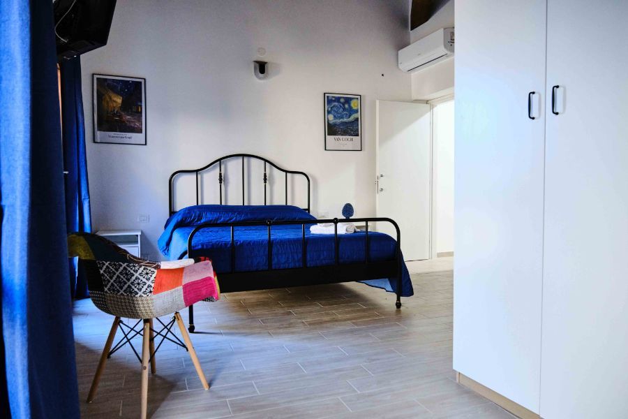 camera da letto con zona living accessoriata