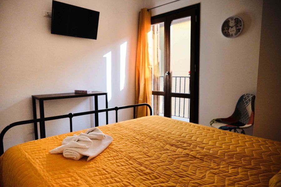 camera da letto con ampia finestra