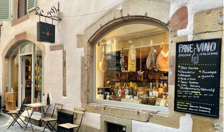 Une devanture de magasin avec un panneau indiquant pane vino