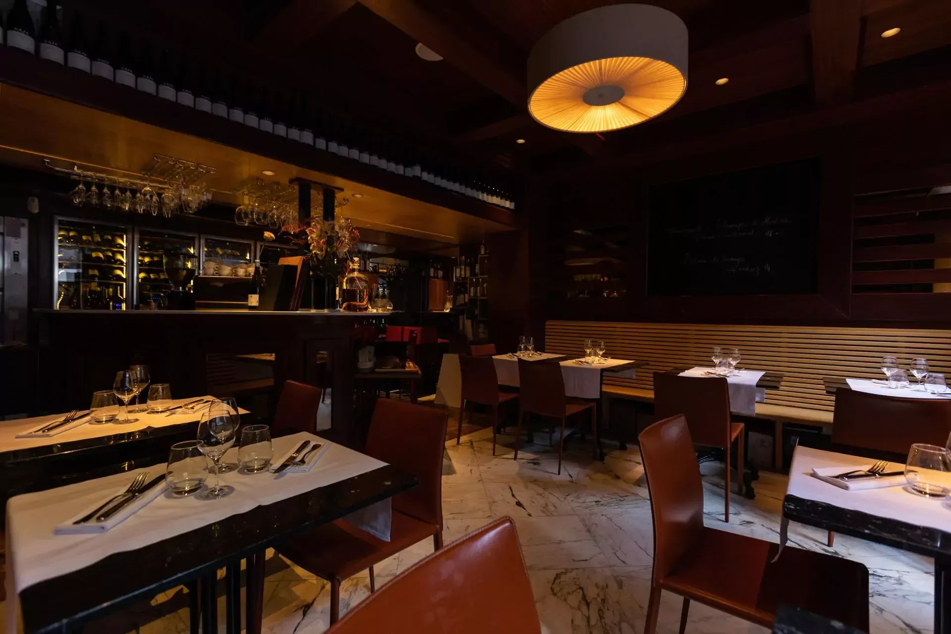 Un restaurant avec des tables et des chaises et un plafonnier.