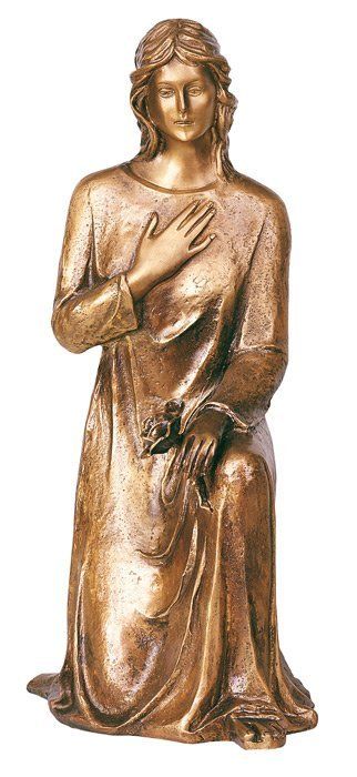 statua in bronzo della Madonna inginocchiata che prega