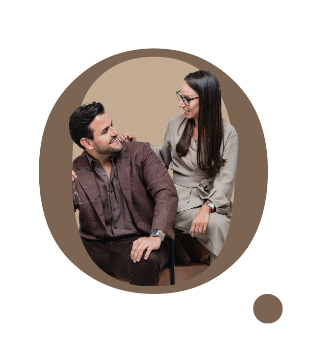 Fundadores | Dra. Gabriela Luxo e Dr. Gustavo Amarante juntos em um retrato acolhedor e colaborativo.