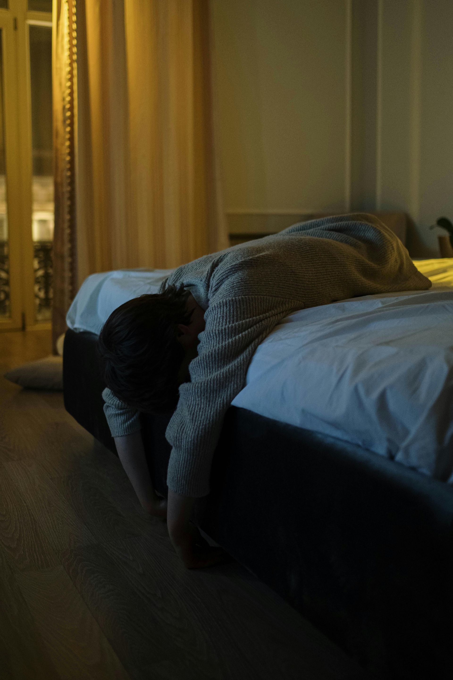 Pessoa na cama sem conseguir dormir.