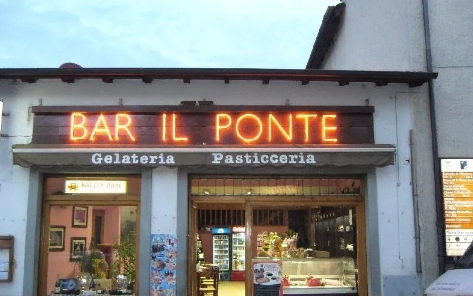 insegna illuminata di bar ristorante