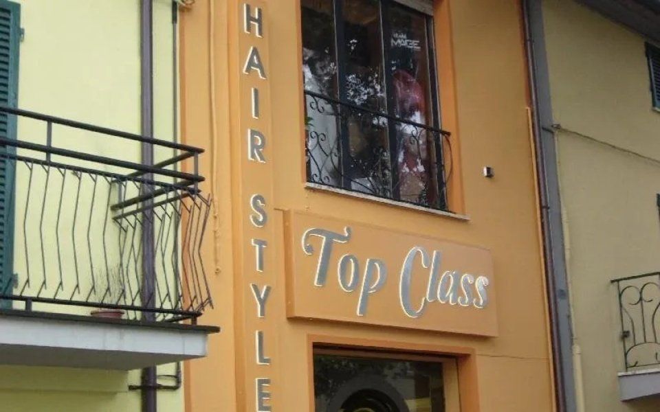 insegna illuminata di salone di parrucchieri